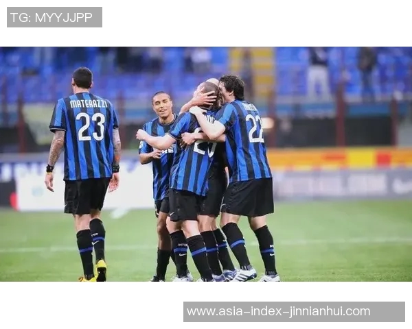 足球明星的传奇人生与奋斗历程揭秘三百字故事